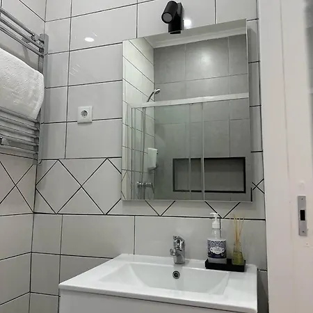 1 Bed-flat 150 Metros From *