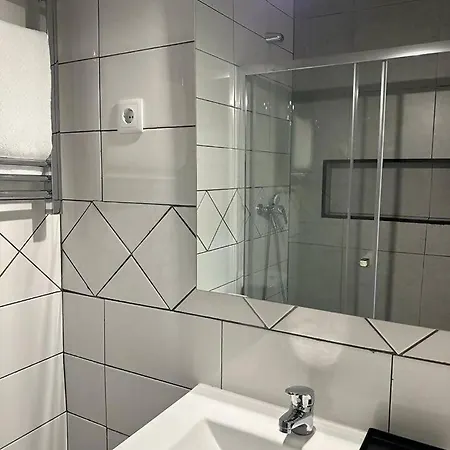 1 Bed-flat 150 Metros From *